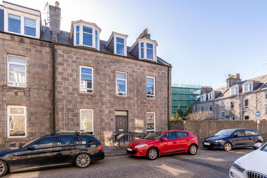 West End @ Netflix @ Newly Built Aberdeen Exterior foto