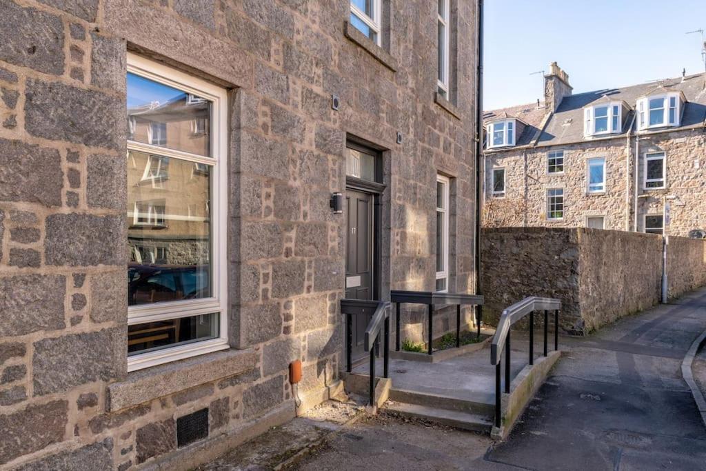 West End @ Netflix @ Newly Built Aberdeen Exterior foto