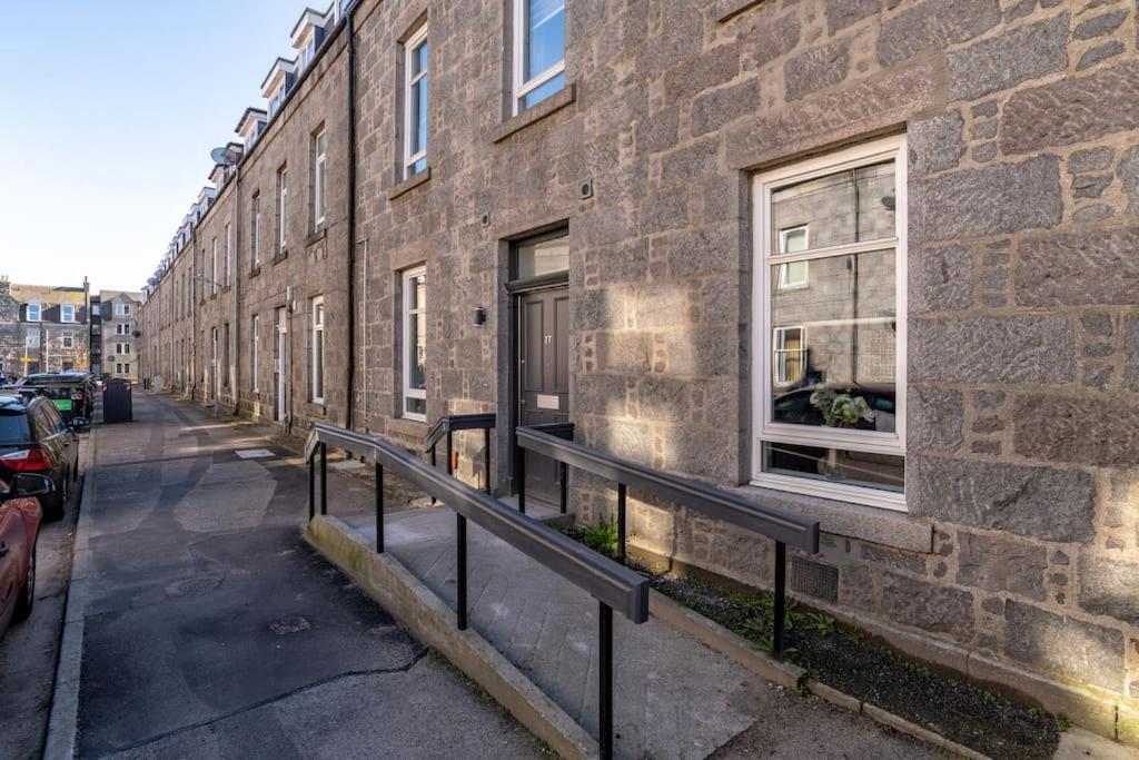 West End @ Netflix @ Newly Built Aberdeen Exterior foto